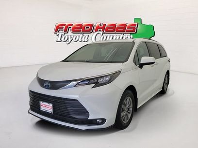 Used 2025 Toyota Sienna XLE