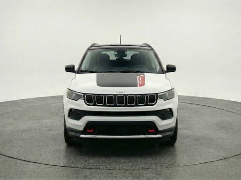 Used 2025 Jeep Compass Trailhawk AWD/4WD image 2