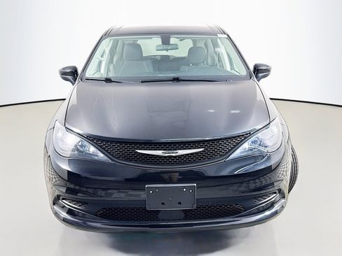 Used 2021 Chrysler Voyager L FWD image 2
