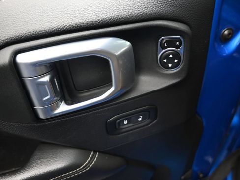 Used 2023 Jeep Wrangler Unlimited Sahara w/ LED Lighting Group AWD/4WD image 10