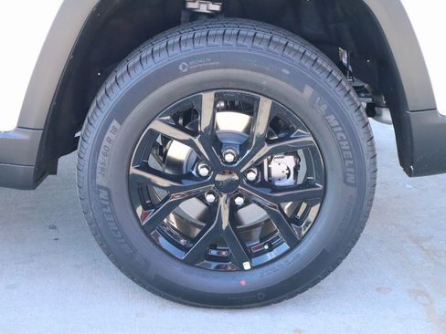 New 2025 Jeep Grand Cherokee Altitude image 19