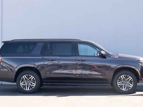 Used 2025 Chevrolet Suburban Z71 AWD/4WD image 30