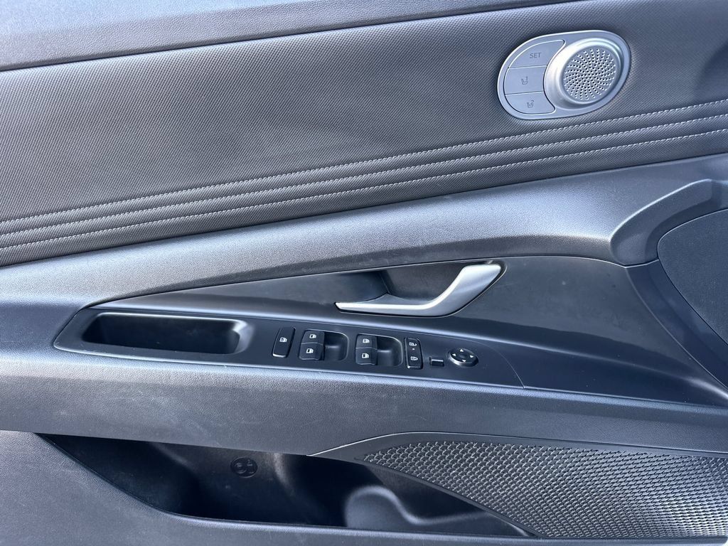 Used 2025 Hyundai Elantra Limited FWD image 12
