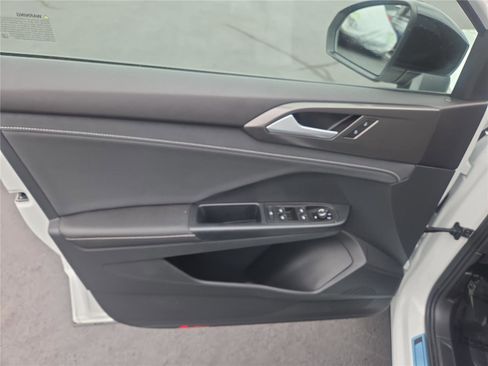 Certified 2025 Volkswagen Taos SE image 11