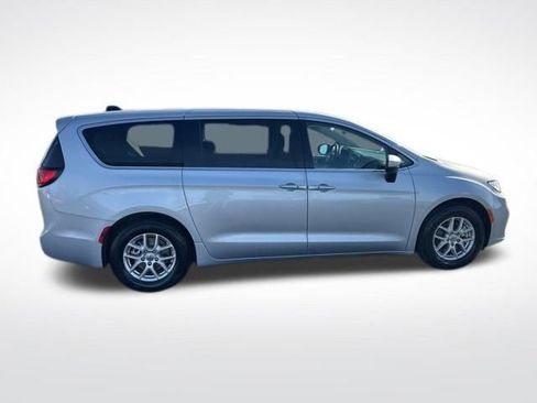 Used 2023 Chrysler Pacifica Touring-L image 8