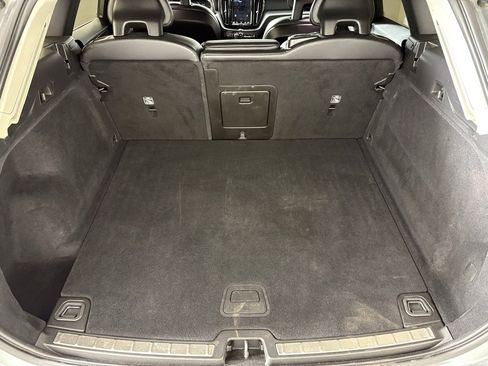 Used 2018 Volvo XC60 T6 Momentum w/ Vision Package image 37