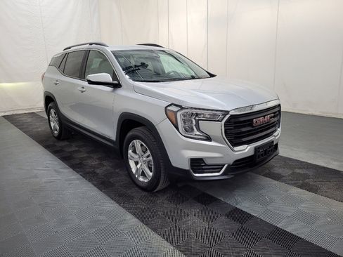 Used 2022 GMC Terrain SLE w/ Driver Convenience Package image 5