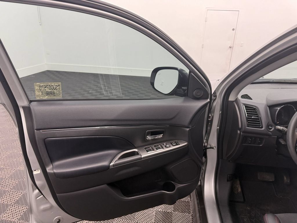 Used 2025 Mitsubishi Outlander Sport SE AWD/4WD image 13
