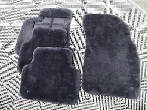 Used 2024 Bentley Bentayga Plug-In Hybrid image 48