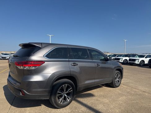 Used 2019 Toyota Highlander LE image 18