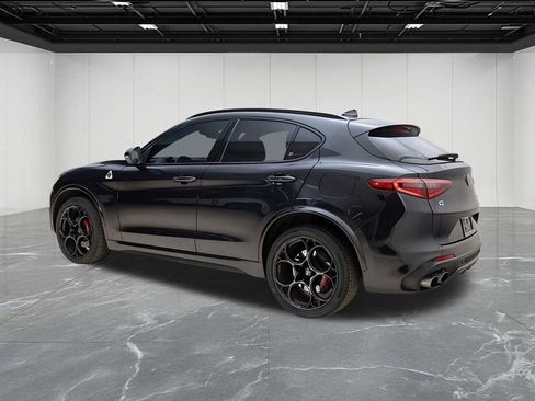 Used 2023 Alfa Romeo Stelvio Quadrifoglio image 9