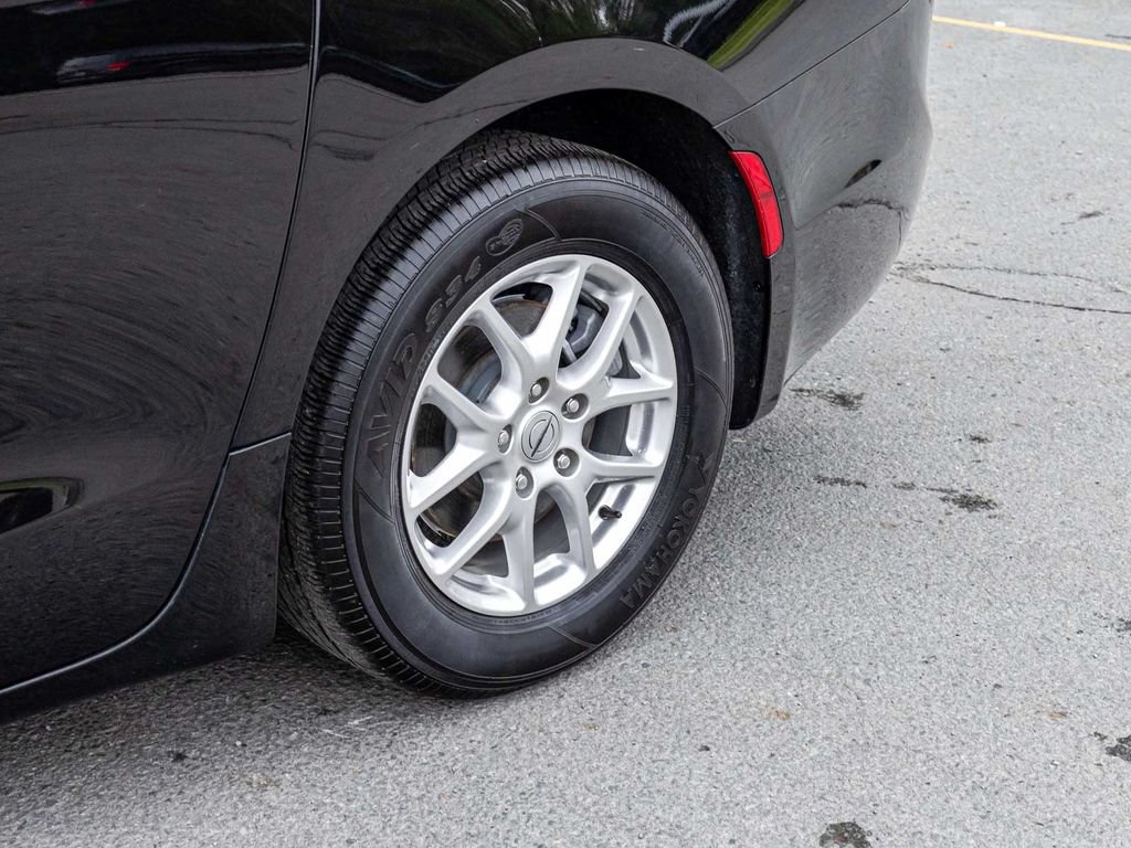 Used 2025 Chrysler Pacifica Select FWD image 8