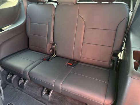 Used 2025 Chevrolet Traverse LT FWD image 20