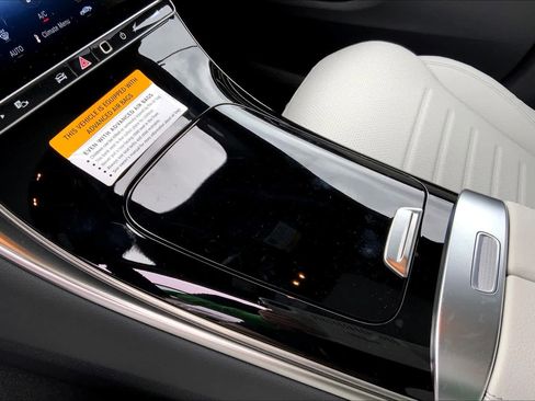 Used 2025 Mercedes-Benz GLC 300 4MATIC image 11