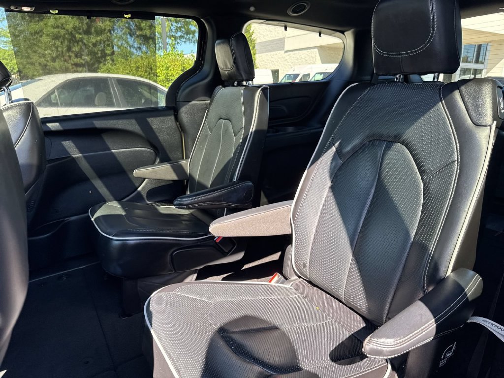 Used 2025 Chrysler Pacifica Limited FWD image 19