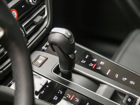 Certified 2026 Porsche Macan AWD/4WD image 24