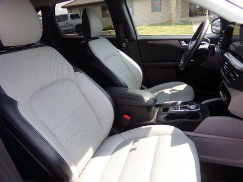 Used 2023 Ford Escape SE image 32