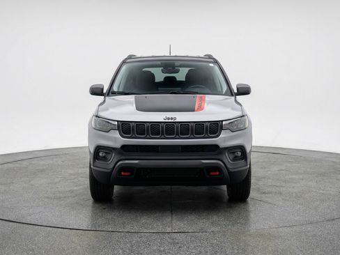 Used 2025 Jeep Compass Trailhawk AWD/4WD image 2