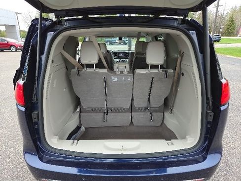 Used 2017 Chrysler Pacifica Touring-L FWD image 19