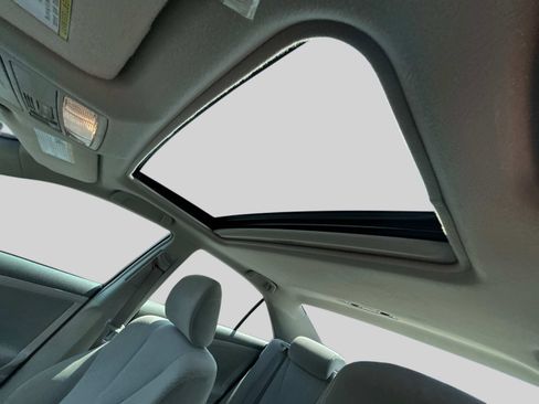 Used 2010 Toyota Camry LE image 19