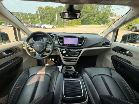 Used 2023 Chrysler Pacifica Touring-L FWD image 11
