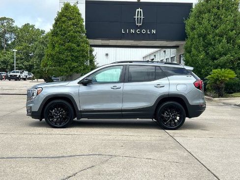 Used 2024 GMC Terrain SLE w/ Driver Convenience Package FWD image 2