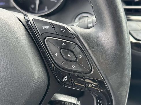 Used 2018 Toyota C-HR XLE FWD image 23