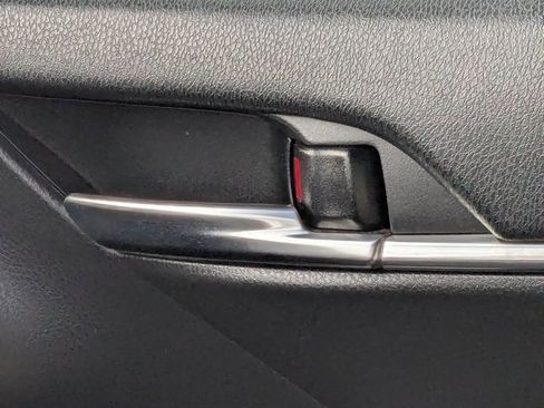 Used 2020 Toyota Camry SE image 12