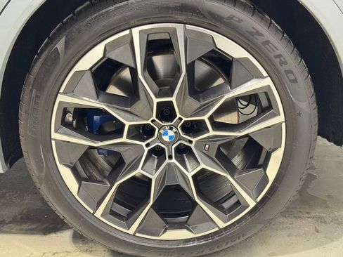 Used 2025 BMW X7 M60i image 8