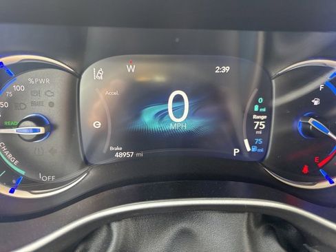 Used 2024 Chrysler Pacifica Select image 16