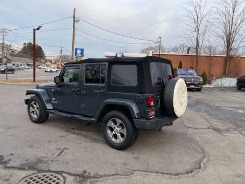 Used 2017 Jeep Wrangler Unlimited Sahara w/ Connectivity Group AWD/4WD image 3