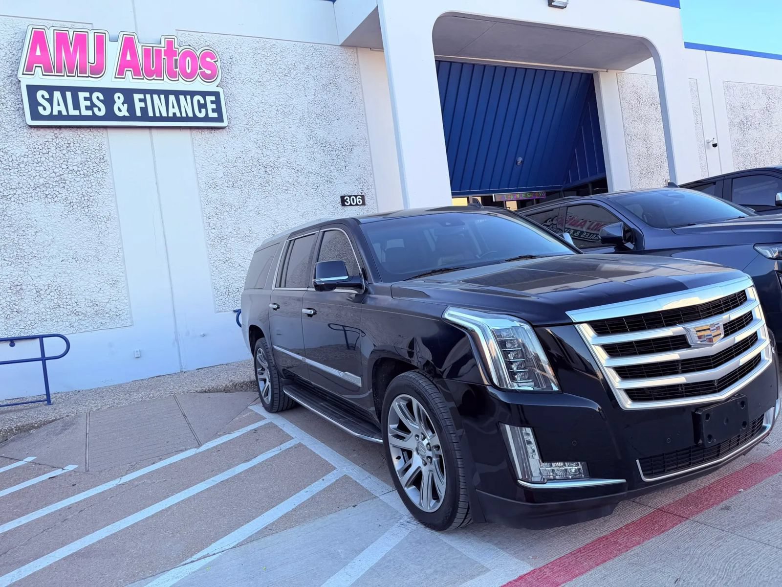 Used 2016 Cadillac Escalade ESV Luxury AWD/4WD image 2