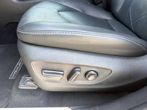 Certified 2024 Toyota Highlander Platinum FWD image 10