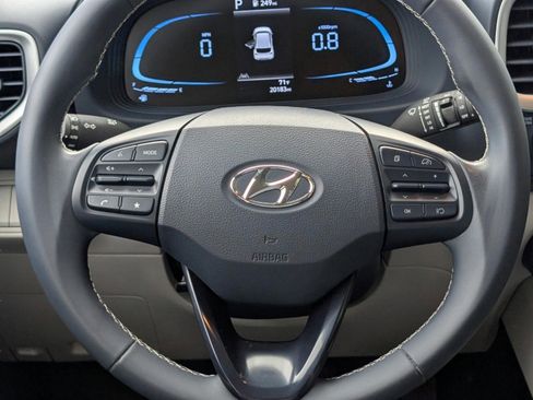 Used 2023 Hyundai Venue Limited image 33