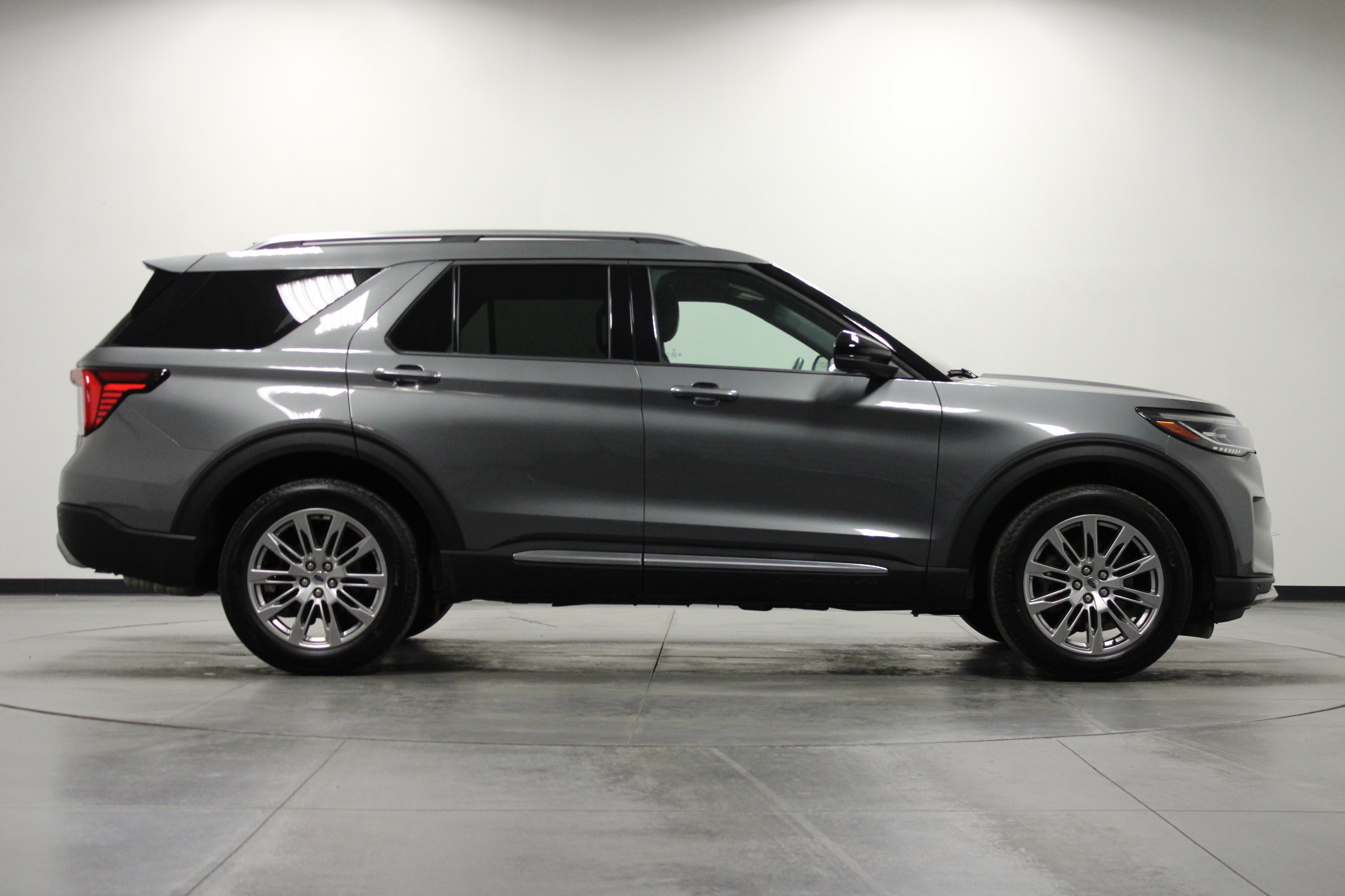 Used 2026 Ford Explorer Platinum AWD/4WD image 3