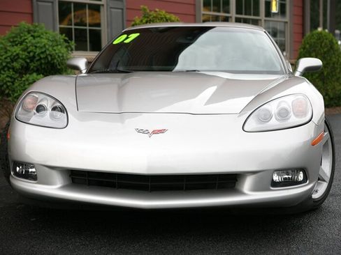 Used 2007 Chevrolet Corvette Coupe w/ Performance Package RWD image 2