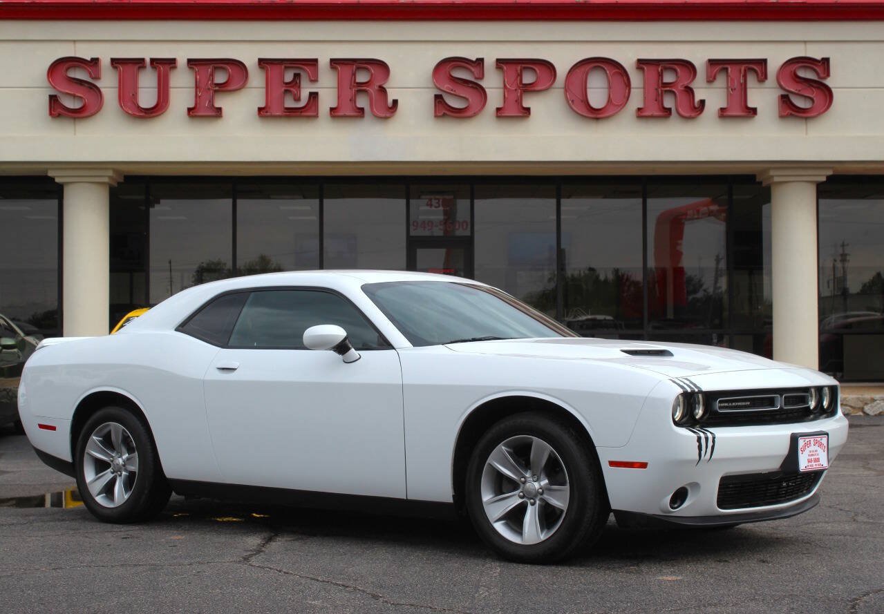 Used 2018 Dodge Challenger SXT RWD image 1