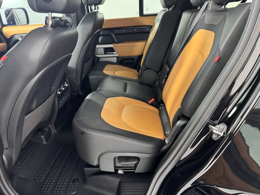 Used 2024 Land Rover Defender 130 X-Dynamic SE AWD/4WD image 32