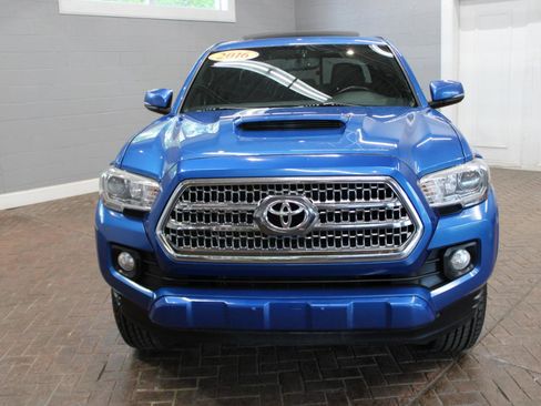 Used 2016 Toyota Tacoma SR5 AWD/4WD image 2