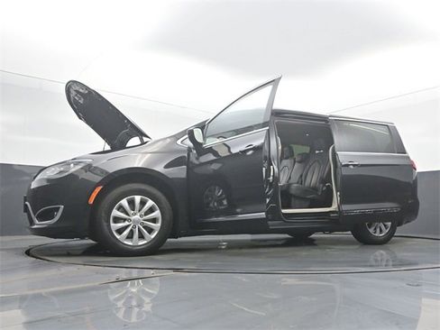 Used 2019 Chrysler Pacifica Touring-L image 59