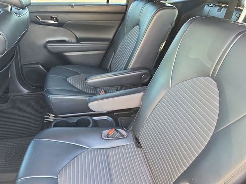 Used 2021 Toyota Highlander XSE FWD image 18