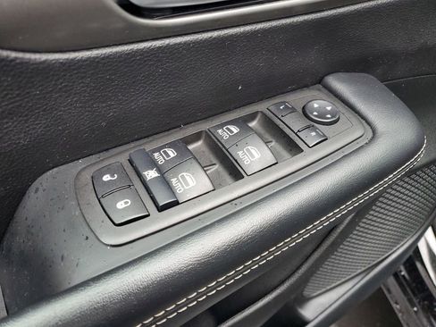 Used 2025 Chrysler Pacifica Select image 25