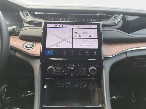 Certified 2022 Jeep Grand Cherokee Summit w/ Luxury Tech Group V AWD/4WD image 20
