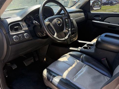 Used 2007 Chevrolet Suburban LT w/ LT Preferred Equipment Group AWD/4WD image 9
