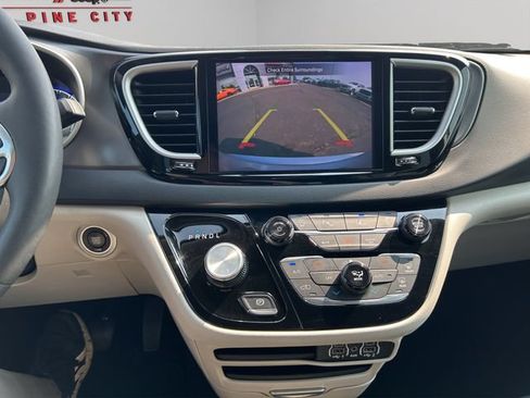 Used 2024 Chrysler Pacifica Touring-L FWD image 22