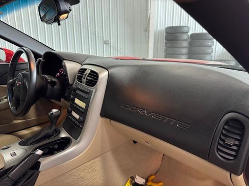Used 2005 Chevrolet Corvette Coupe w/ 2LT w/ Preferred Equipment Group RWD image 19