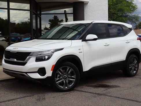 Used 2023 Kia Seltos LX AWD/4WD image 2