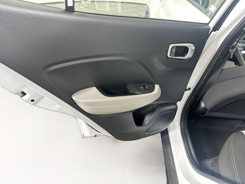 Used 2025 Hyundai Venue SEL image 26