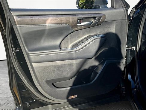Used 2025 Toyota Highlander Platinum image 23