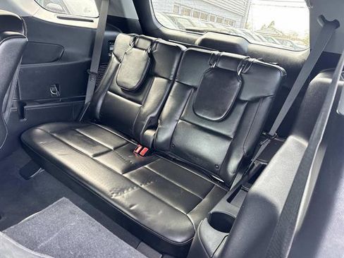 Used 2022 Ford Explorer XLT w/ Equipment Group 202A image 8